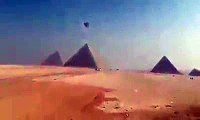 Ovni sobre pirámides de Egipto