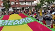 Despligan en Barcelona una bandera de 50metro al grito de “gobierno dimisión”