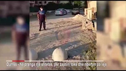 Скачать видео: Ora News - S'ka plazh, policia bashkiake heq çadrat dhe shezlongët pa leje te shkëmbi i Kavajës