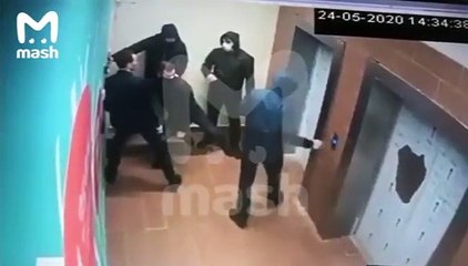 Ils tentent de s'échapper à la police par l'ascenseur