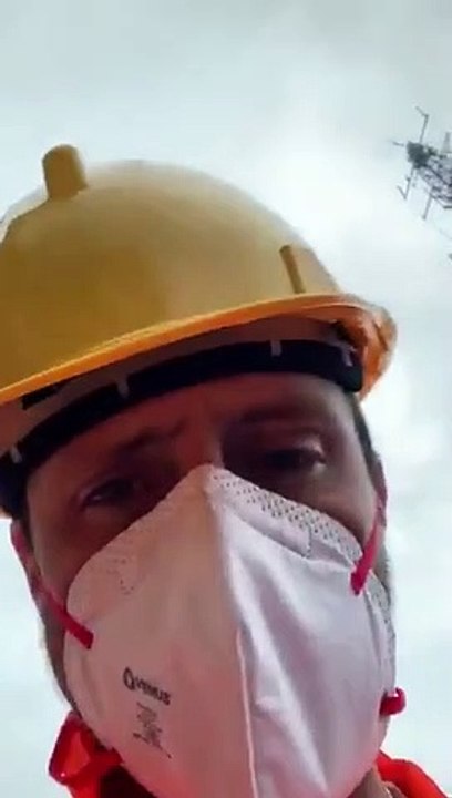 ‏5G ٹاورز انسٹالیشن کیلئے کام کرنیوالا یہ انجینئر بتاتا ھے کہ ہمیں یہ کِٹ... میں نے یہ کِٹ کھولی ہے اور اسمیں یہ COV 19 لکھا ہے_یہ کیا ہے کیوں ہے
