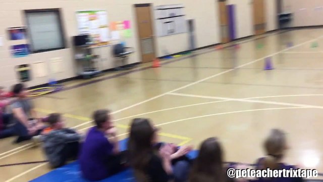 Ce prof de sport marque des panier de basket impressionnants devant ses élèves !