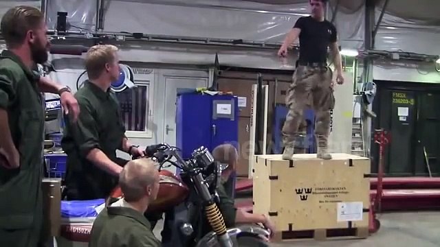 Parodie de Grease par les soldats de l'armée Suédoise !