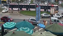 Dikkatsizlik sonucu meydana gelen tramvay kazaları güvenlik kameralarına yansıdı