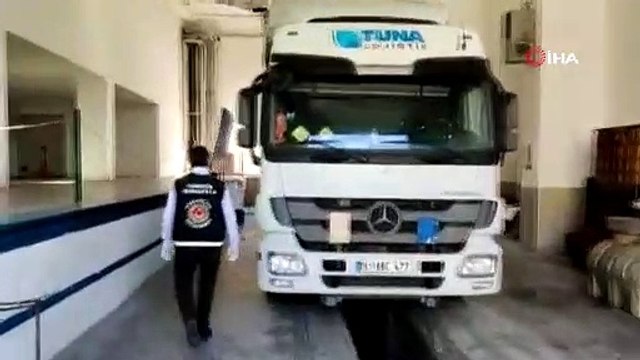 Sarp Sınır Kapısı'ndan kaçak geçmek isterken kameralara böyle yakalandı
