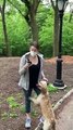 Un homme lui demande d'attacher son chien, elle appelle la police