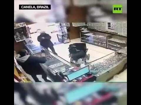 Tekerlekli sandalyede olan soyguncu ayaklarıyla silahı kuyumcuya doğrulttu