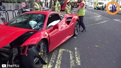 Londres : un célèbre rappeur explose une Ferrari... dans un bus !