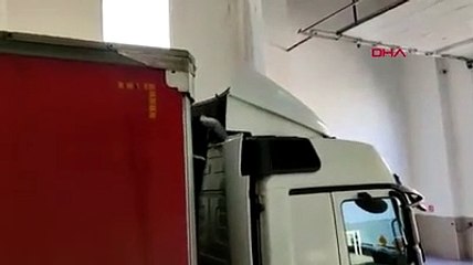 TIR'ın üzerinde sınırı kaçak geçerken yakalandı