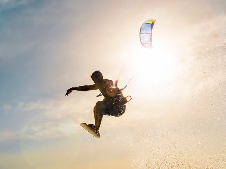 Spektakulärer Stunt: Profi-Surfer Jeremie Tronet springt von Palme