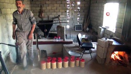 Değirmende susamı öğütüp tahin üretiyor