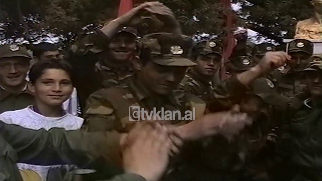 Ushtaret dhe nxenesit e shkolles Qemal Stafa (5 Maj 2000)