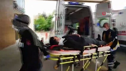 Emniyet şeridinde bekleyen kamyonet çarpışmanın etkisi ile şarampole uçtu: 2 yaralı