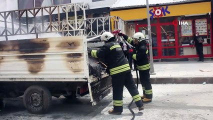 Erzurum’da kamyonet cadde ortasında yandı