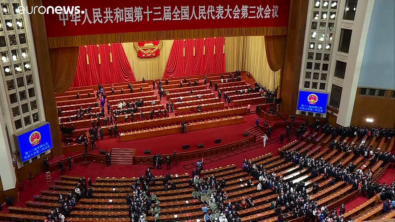 Tumulte im Parlament in Hongkong: Protest mit fauligen Pflanzen