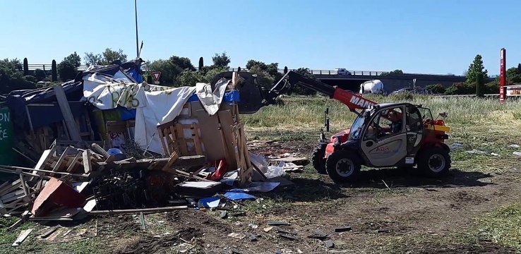 Destruction des cabanes des Gilets Jaunes au rond point d'Avignon-Nord le 28 mai 2020