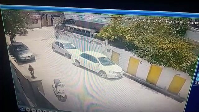 दिन दहाड़े घर के बाहर से स्कूटी उठा ले गए चोर, घटना सीसीटीवी में कैद