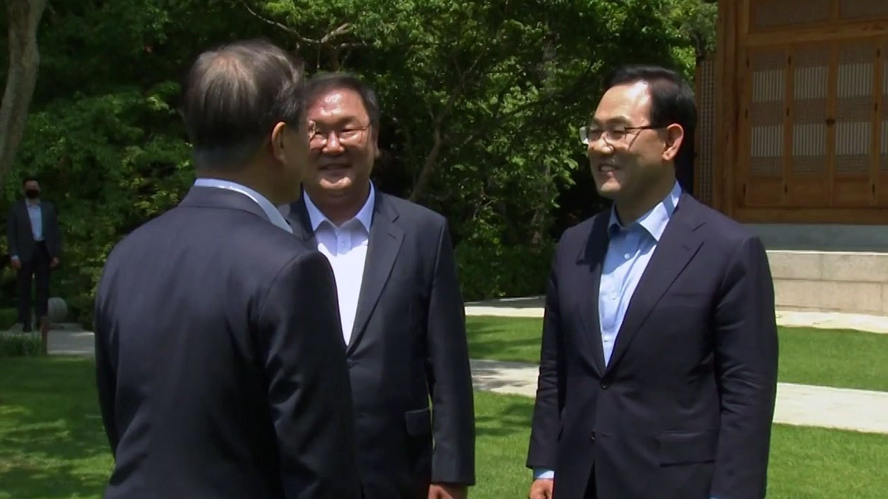 [뉴있저] 문 대통령, 양당 원내대표 회동...'156분' 깊은 대화 / YTN