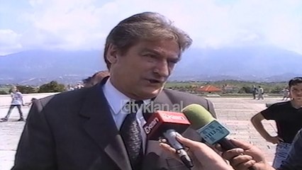 Berisha vizite ne Varrezat e Deshmoreve  (5 Maj 2000)