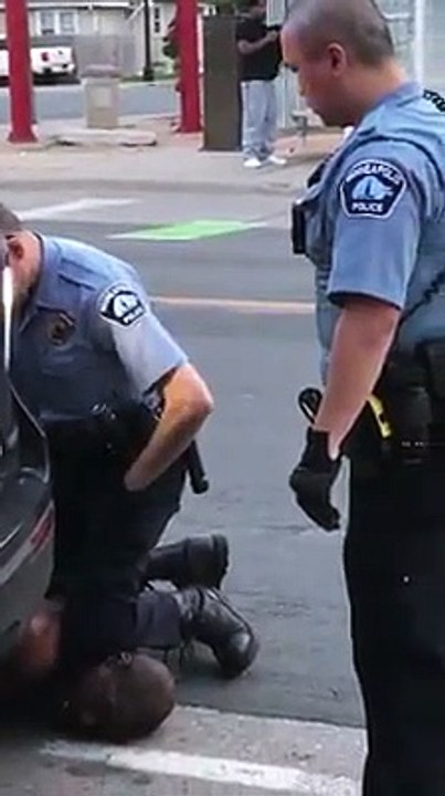 “Je ne plus respirer”: un homme meurt après qu’un policier l’ait immobilisé au sol en mettant son genou sur son cou