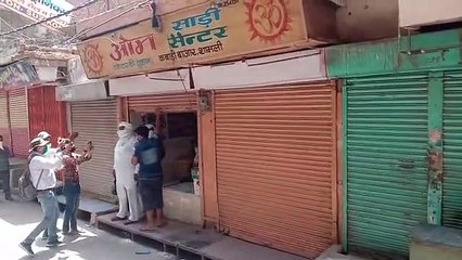 Download Video: प्रशासन के आदेशों का उलंघन कर व्यापारी बेच रहे हैं सामान