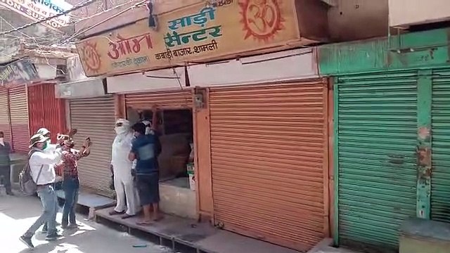 प्रशासन के आदेशों का उलंघन कर व्यापारी बेच रहे हैं सामान