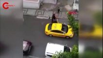 Taksicinin almadığı hamile kadın sokakta doğum yaptı