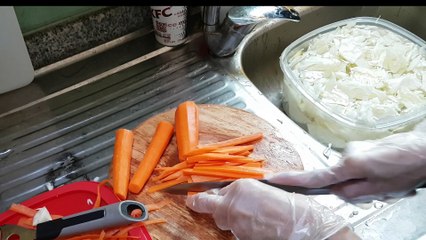 Life in Dubai~ หนุ่มปากี ถูกใจส้มผักอีสานแล้ว Pakistani really likes to eat Som Pak.