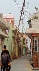 दुर्घटना को दावत देते झुके बिजली के खंभे, विभाग मौन