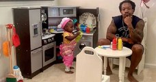 Une petite fille de 18 mois reçoit son papa dans son restaurant et il lui laisse une critique adorable