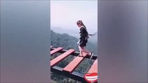 Oseriez-vous marcher sur ce pont suspendu vertigineux en Chine...