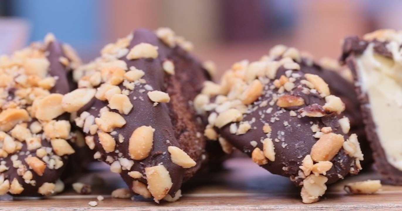 Préparez de croustillants tacos sucrés, fourrés à la glace vanille et au chocolat