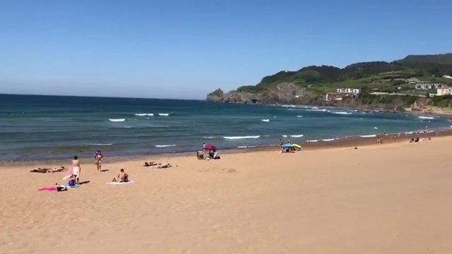 Los bañistas cumplen las medidas de seguridad en la playa de Bakio