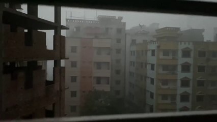 ঢাকাশহরে প্রচন্ড বৃস্টি সাথে ধমকা হাওয়া। বাতাসের গতিবেগ আনুমানিক ৮০-১০০ কিমি। ঢাকায় ঝড়ো বৃষ্টি-দমকা হাওয়া