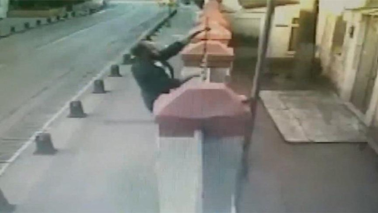 Üsküdar’daki kilisenin haçını söken şüpheli gözaltına alındı