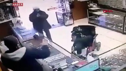 Engelli genç ayağı ile çektiği oyuncak silahla soygun düzenledi