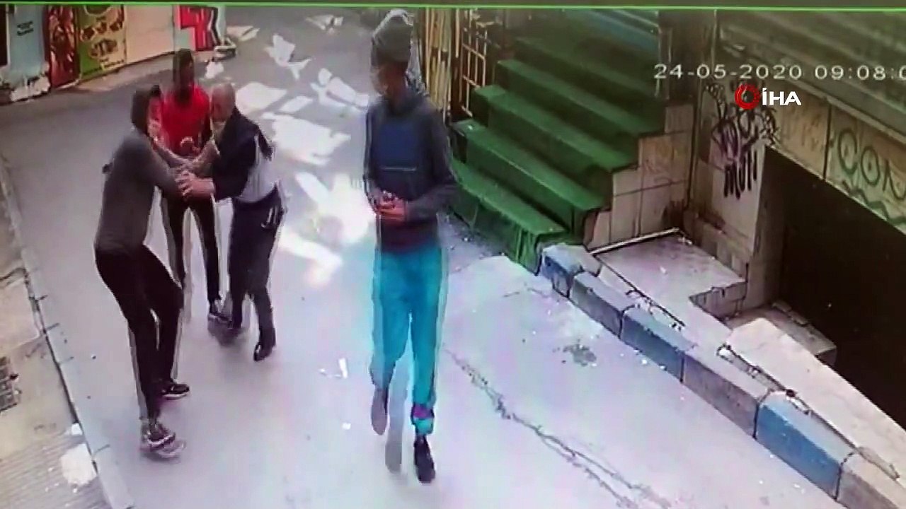 Beyoğlu'nda bayram sabahı yaşlı adamın gasp edildiği anlar kameralara yansıdı