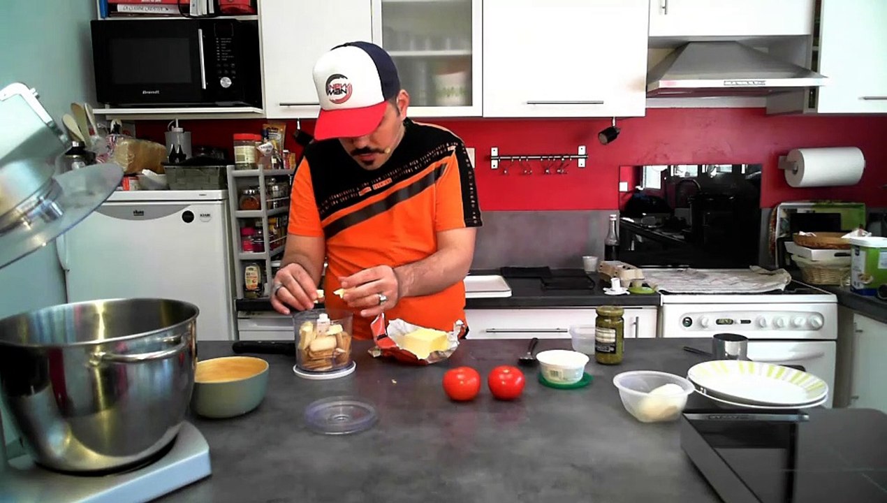 Mille-feuille tomate mozzarella et pesto sur son écrasé de crackers salés