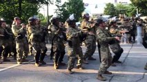 Militares bailan La Macarena en Estados Unidos junto a manifestantes por la muerte de Floyd