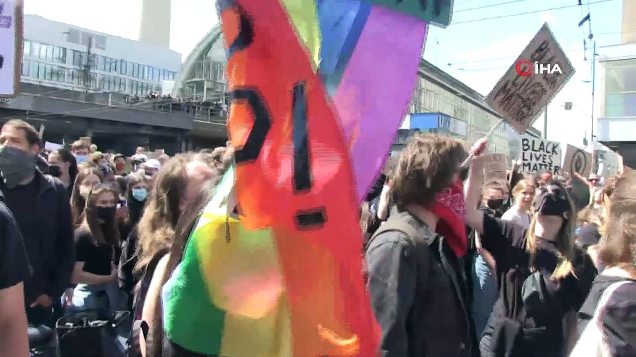 - Almanya’da ırkçılık karşıtı protestoya binlerce kişi katıldı