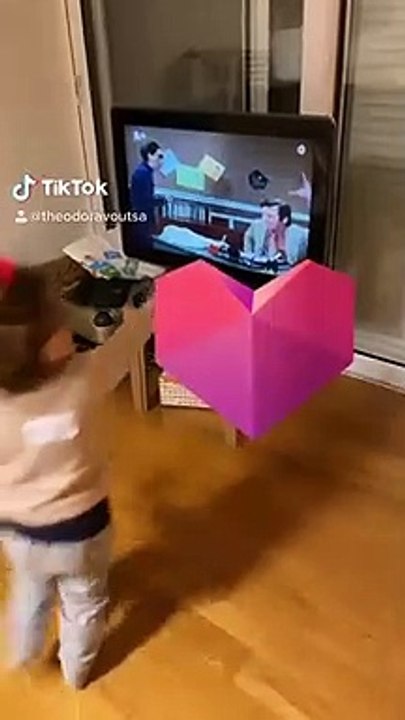 Συγκινητικό βίντεο: Η μόλις 2 ετών εγγονή του Κώστα Βουτσά τον αναγνωρίζει σε ταινία στην τηλεόραση