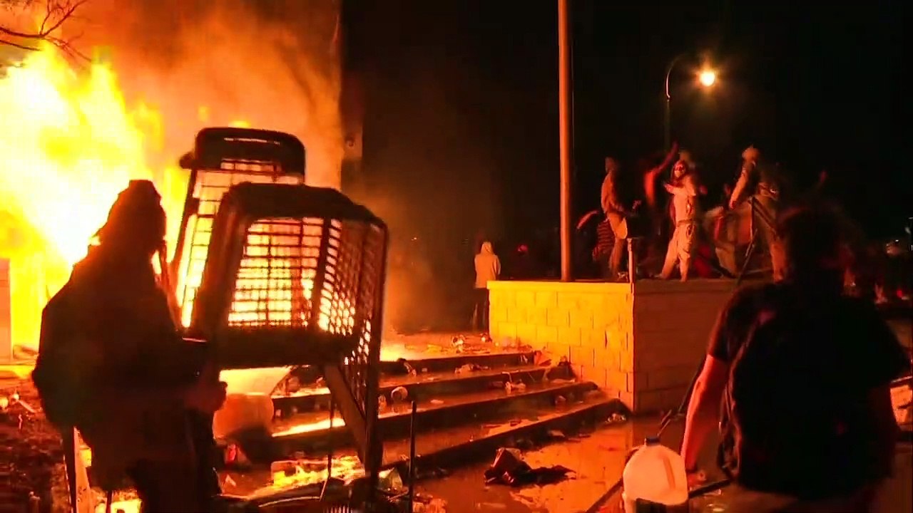 Polizeigewalt in den USA: Mob zündet Wache in Minneapolis an