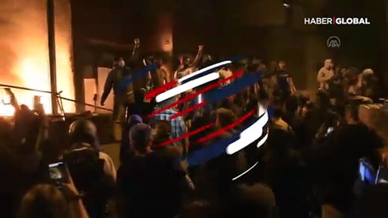 Floyd'a yönelik polis şiddeti gösterici şiddetine dönüştü: Polis merkezini ateşe verdiler!