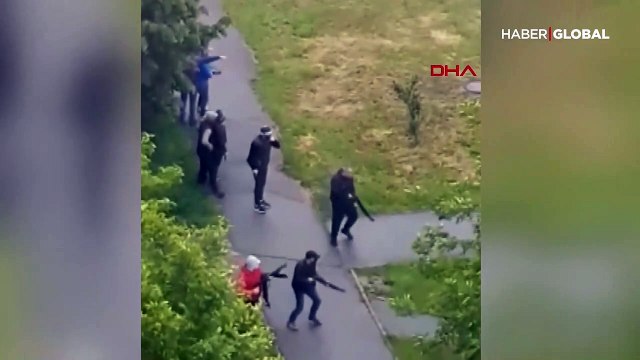 Sokak ortasında yaşanan çatışma kamerada