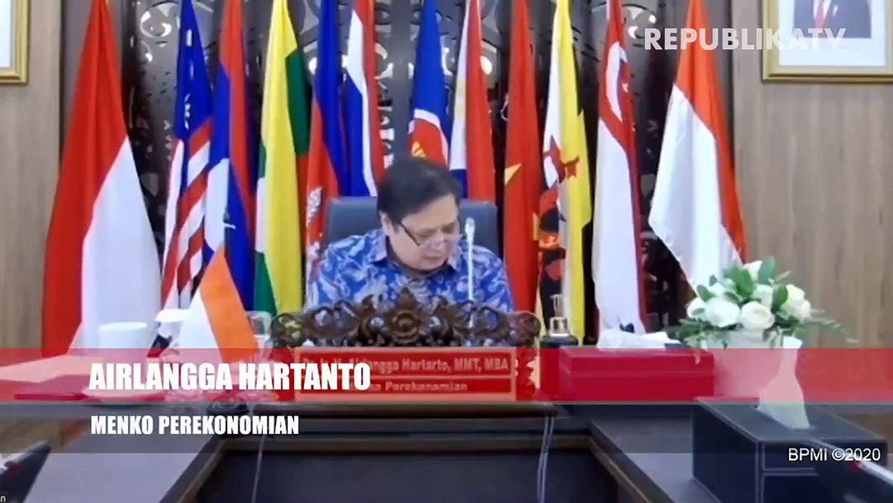 Kereta api melintas di samping proyek pembangunan jalur kereta cepat Jakarta-Bandung di Cipatat, Kabupaten Bandung Barat, Jawa Barat.