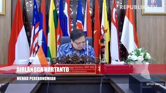 Kereta api melintas di samping proyek pembangunan jalur kereta cepat Jakarta-Bandung di Cipatat, Kabupaten Bandung Barat, Jawa Barat.