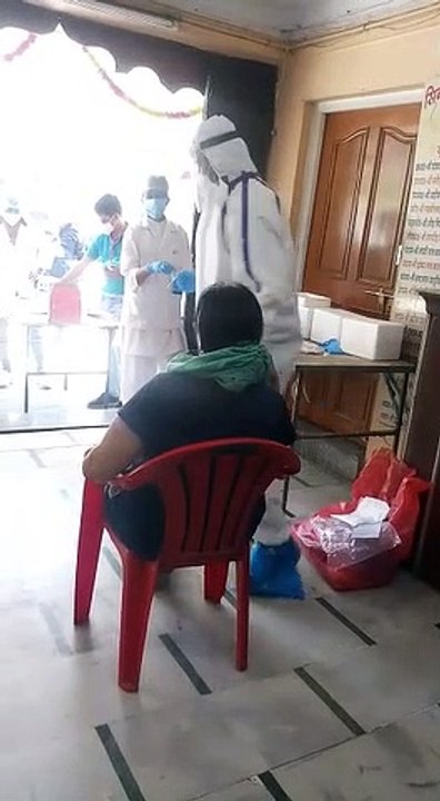 घर-घर सर्वे करने की बजाय स्वास्थ्य विभाग ने मंदिर में लगाया स्वास्थ्य शिविर