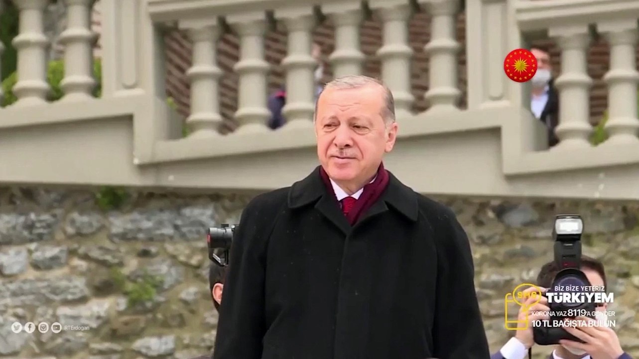 Cumhurbaşkanı Erdoğan, fetih kutlamalarına katılan tekneleri Huber Köşkü'nden selamladı