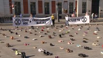 Extinction Rebelión cubre de zapatos la Puerta del Sol en señal de protesta