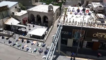 Cami avlularına sığmayan Kilisliler Cuma namazını çatılarda kıldı